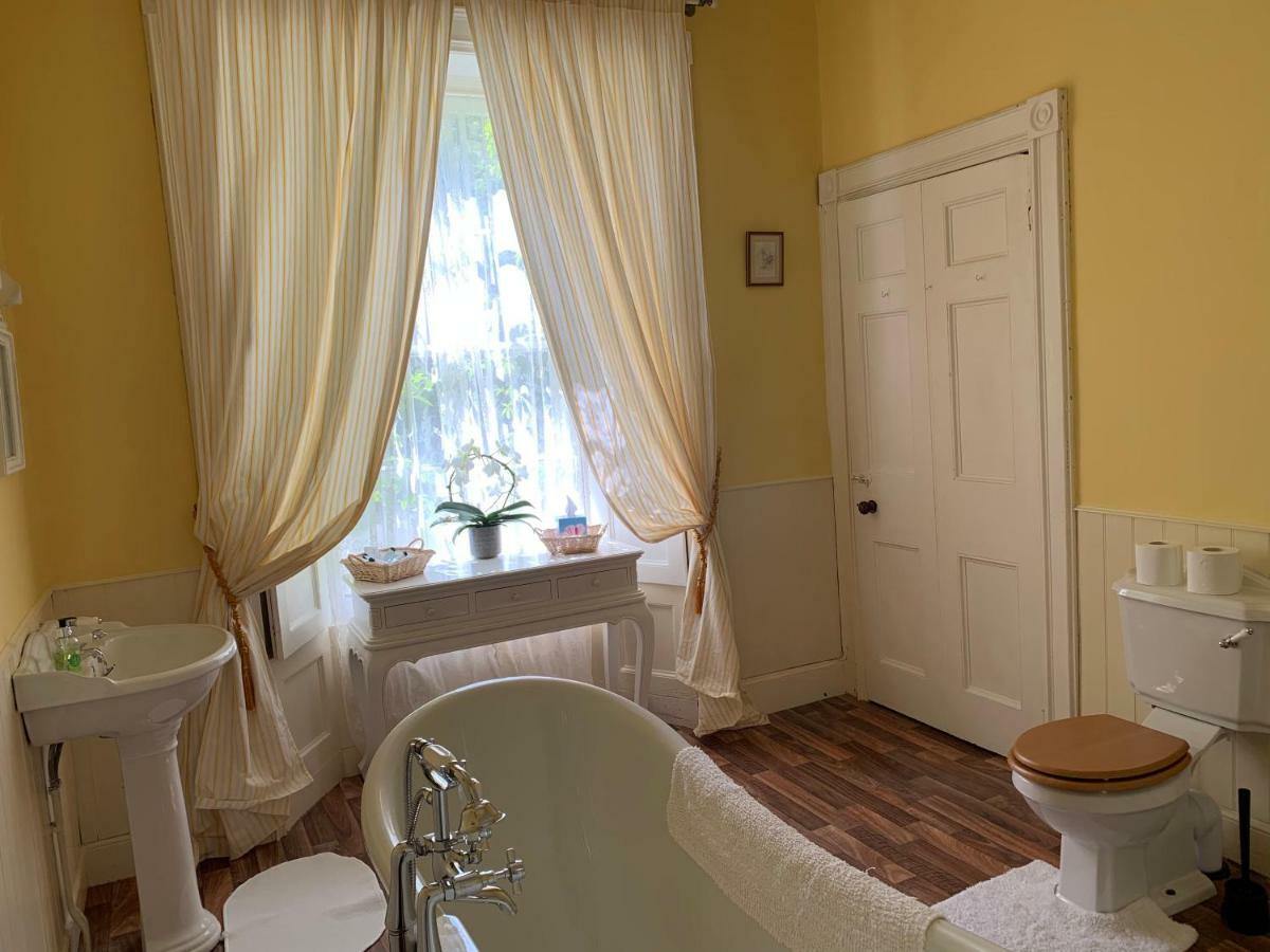 Hostal Boulston Manor Haverfordwest Exterior foto