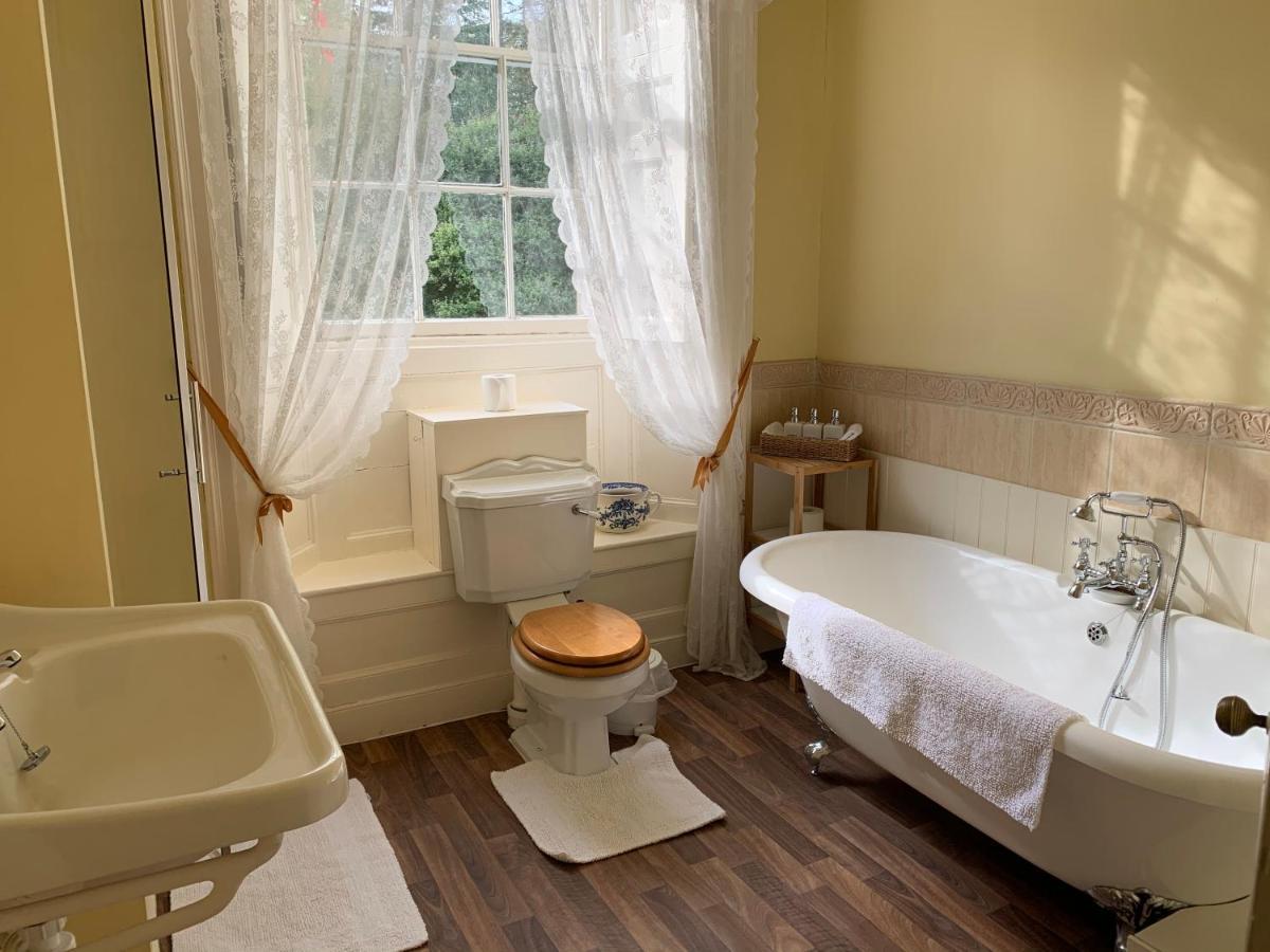 Hostal Boulston Manor Haverfordwest Exterior foto